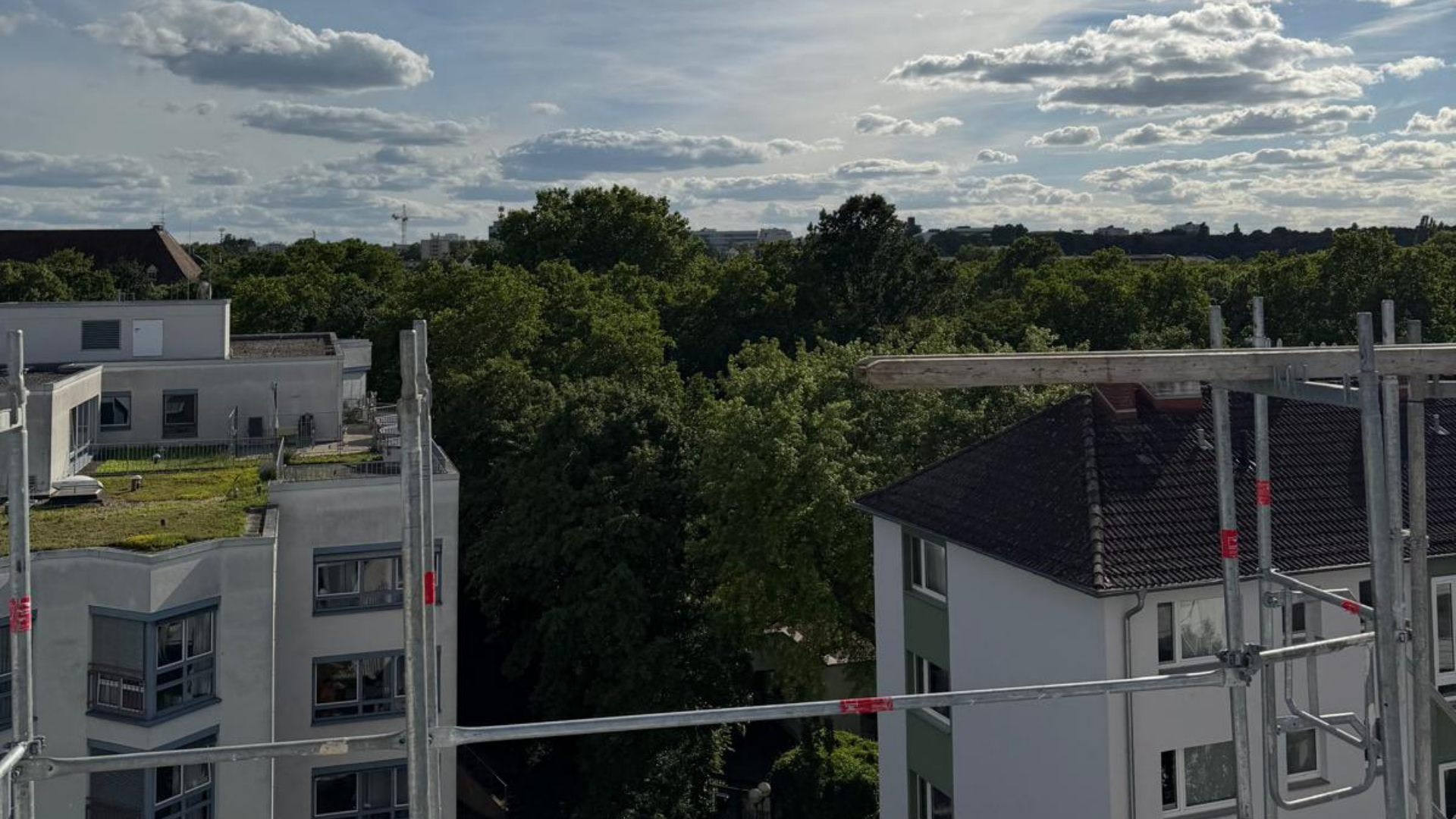 Ausblick von einer Penthouse-Dachterrasse über die Neustadt